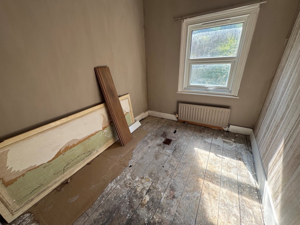 Lot: 202 - THREE-BEDROOM TERRACE HOUSE FOR IMPROVEMENT - Bedroom 3